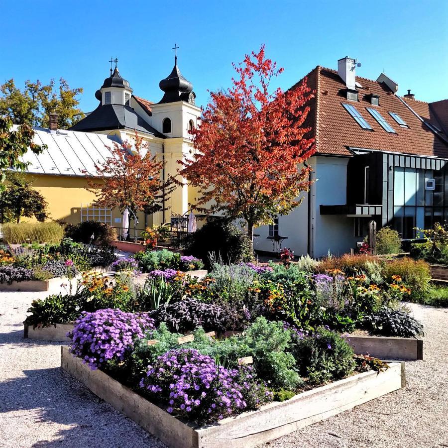 Apartmany Monastery Suites Zirec Dvur Kralove nad Labem Exterior photo